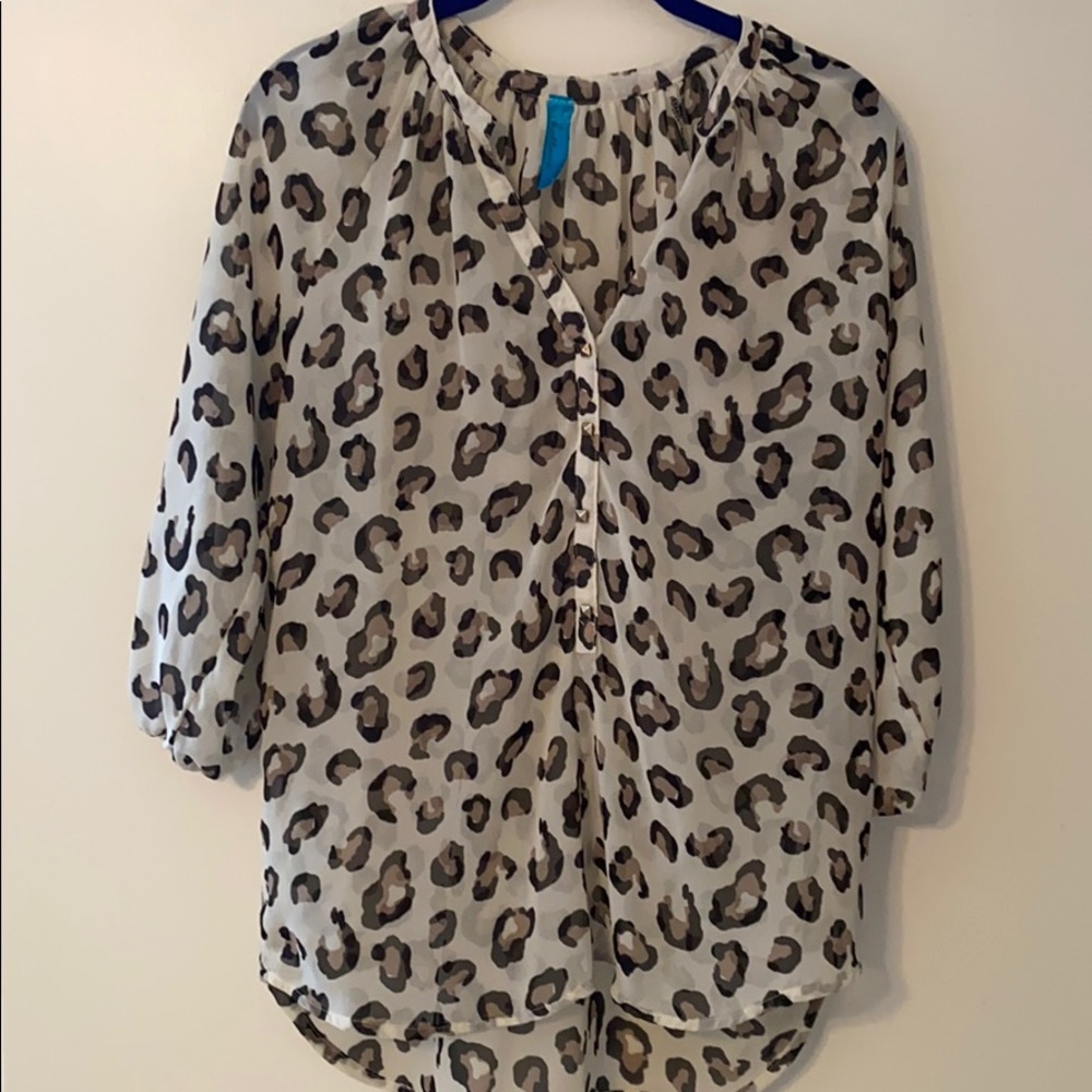 Buttons francesca’s collection leopard print top small
